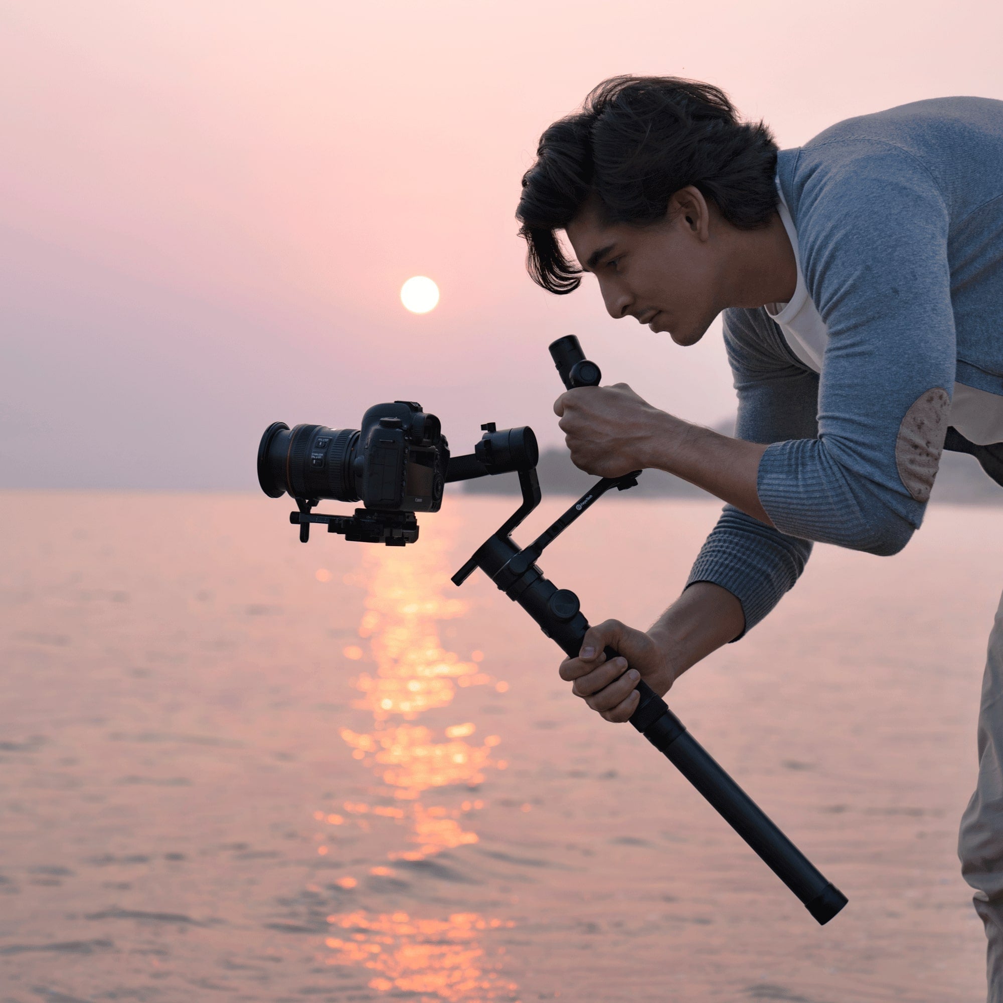 A man holds Feiyu AK4500 by the handle