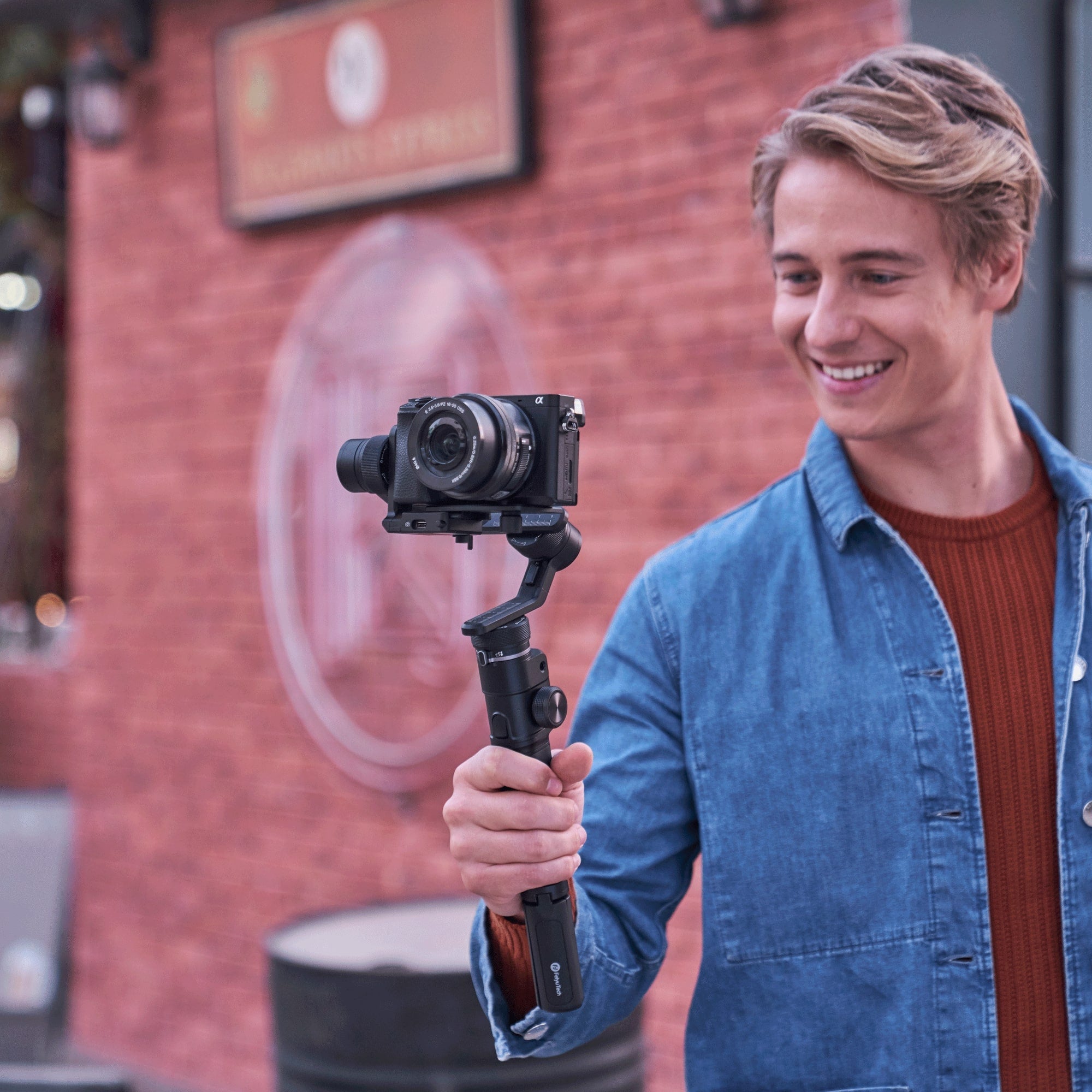 A man holds G6Max gimbal with his pocket camera