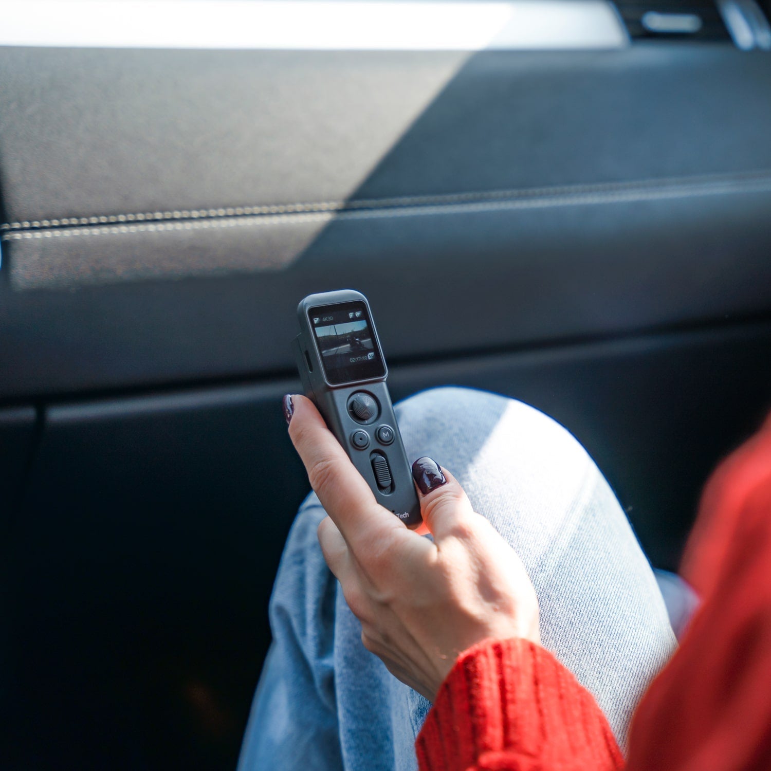 A woman held Pocket 3's handle to see the filmming