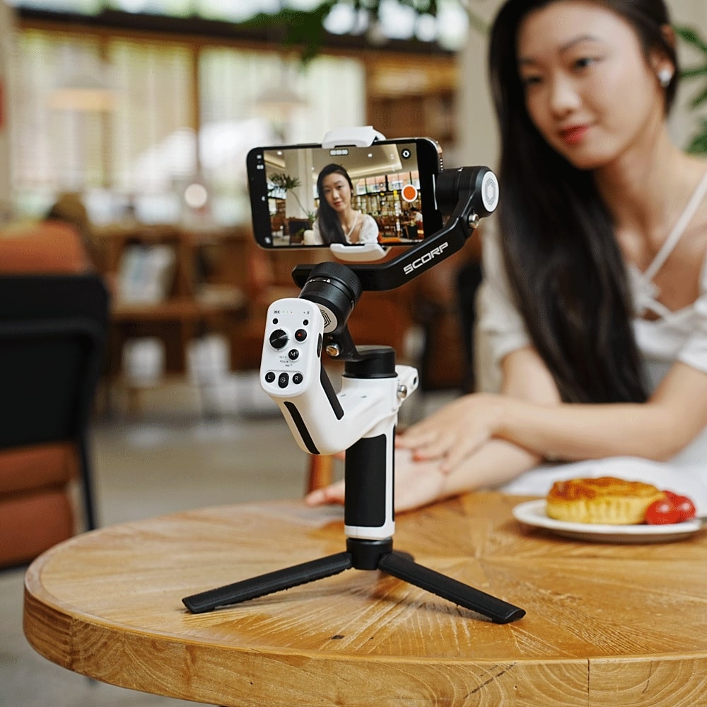 A girl uses SCORP MiniP to make a selfie